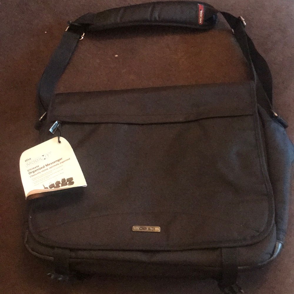 NWT 17.3 inch organized messenger bag